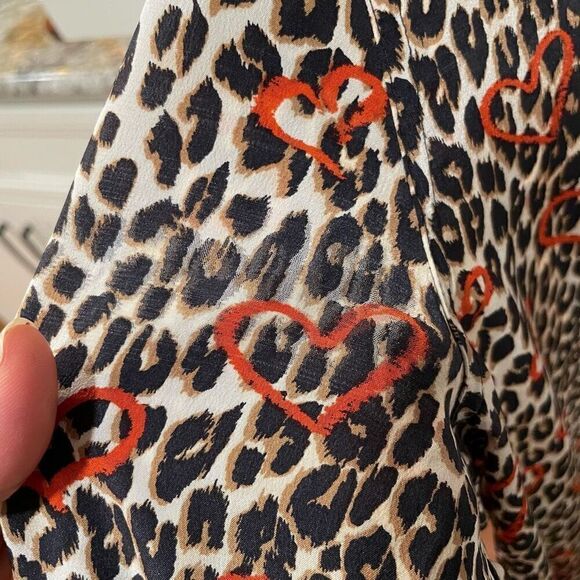 Equipment Femme Button Up Blouse M Silk Leopard Print Lipstick Heart Mob Wife - Picture 5 of 10